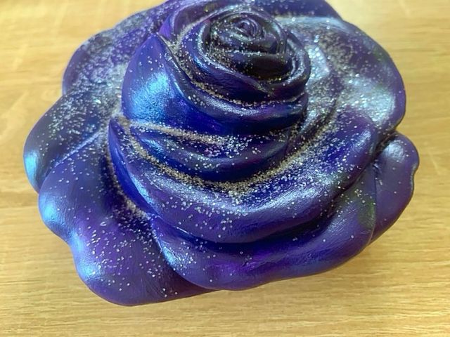 Rosa in cemento viola