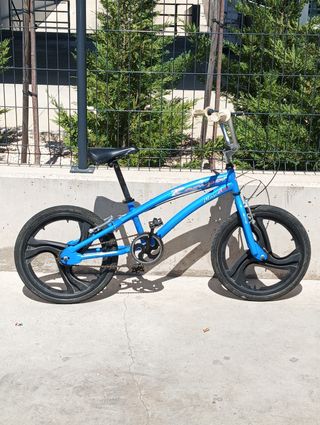 Bicicleta BMX azul