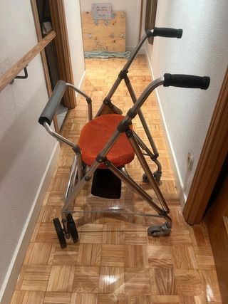 Andador adulto plegable con asiento y cesta