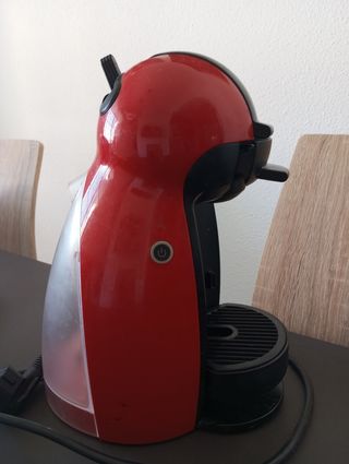 Cafetera Dolce Gusto roja.
