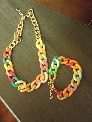Collar y pulsera multicolor resina