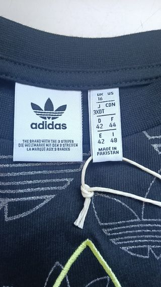 Camiseta Adidas Negra y brillante