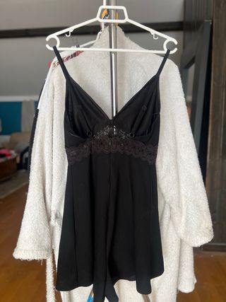 Mono negro corto encaje