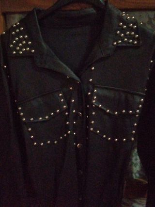 Vestido negro imitación cuero con tachuelas 