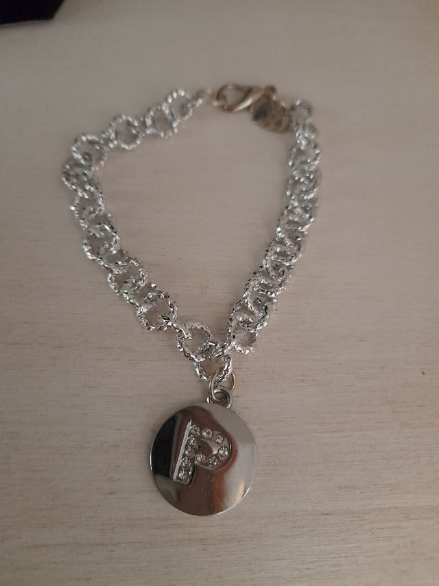 Bracciale metallo color argento, ciondolo P