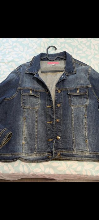 Chaqueta vaquera XL, sería una talla 48/50 ancha
