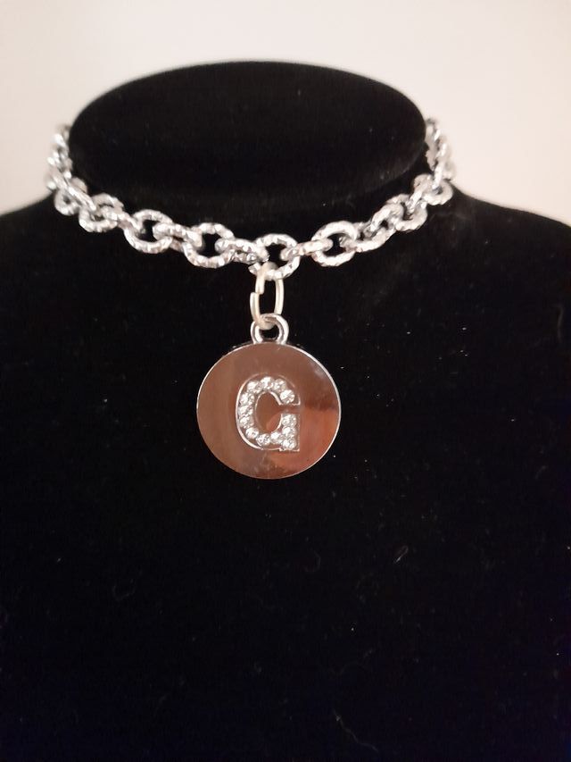 Bracciale metallo color argento ciondolo G