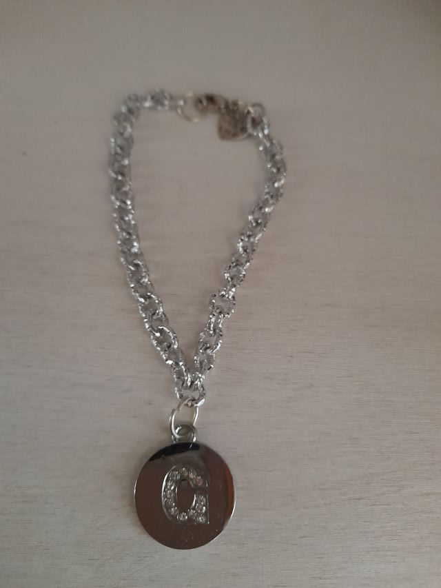 Bracciale metallo color argento ciondolo G