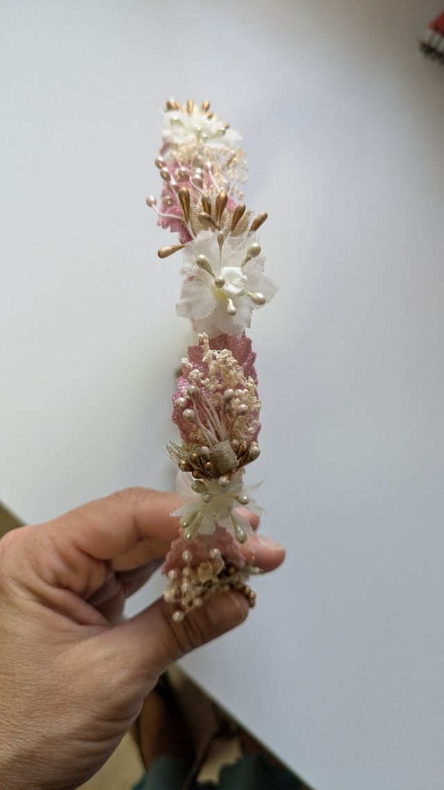 Diadema floral rosa y dorada