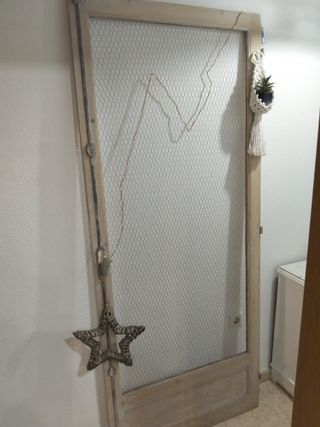 Puerta decorativa malla gallinero y luz 