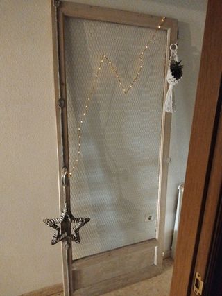 Puerta decorativa malla gallinero y luz 