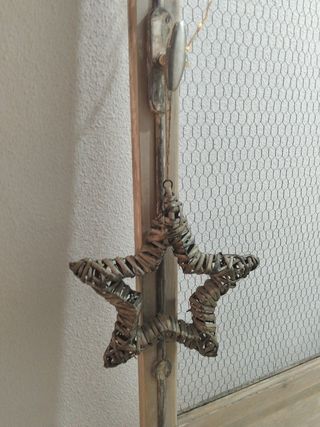 Puerta decorativa malla gallinero y luz 