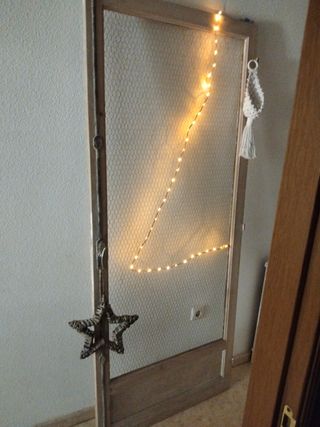Puerta decorativa malla gallinero y luz 