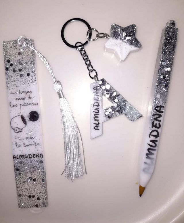 Pack Regalo: Llavero, Marcapáginas y Bolí