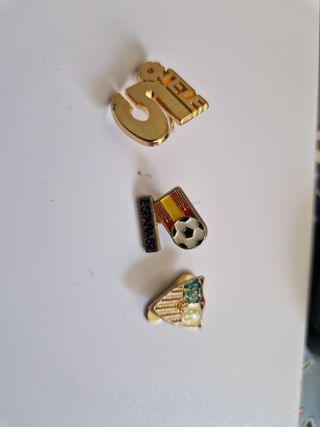 3 Pins España 82 - Fútbol Sevilla y tele cinco.