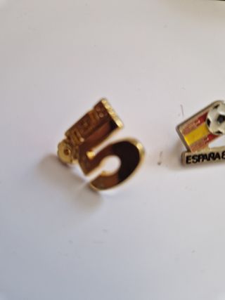 3 Pins España 82 - Fútbol Sevilla y tele cinco.