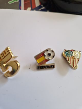 3 Pins España 82 - Fútbol Sevilla y tele cinco.