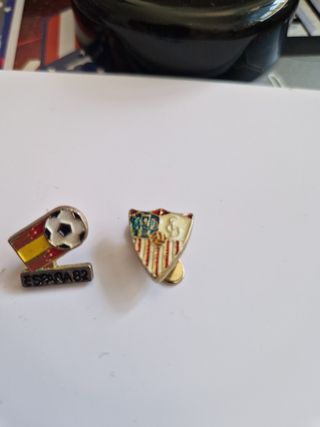 3 Pins España 82 - Fútbol Sevilla y tele cinco.