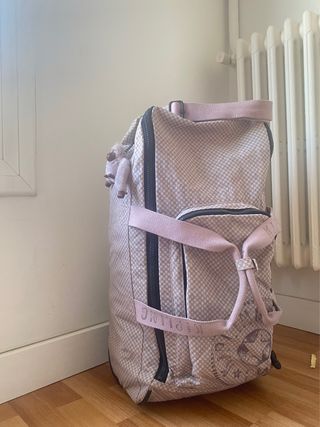 Maleta Kipling lila con ruedas