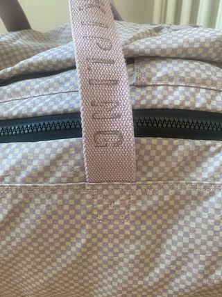 Maleta Kipling lila con ruedas