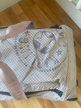 Maleta Kipling lila con ruedas