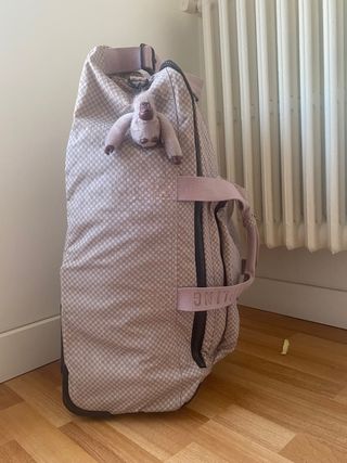 Maleta Kipling lila con ruedas