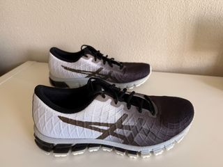 Zapatillas Asics blancas y negras