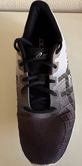 Zapatillas Asics blancas y negras