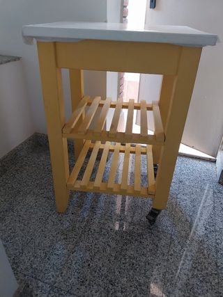Mesa auxiliar de madera amarilla