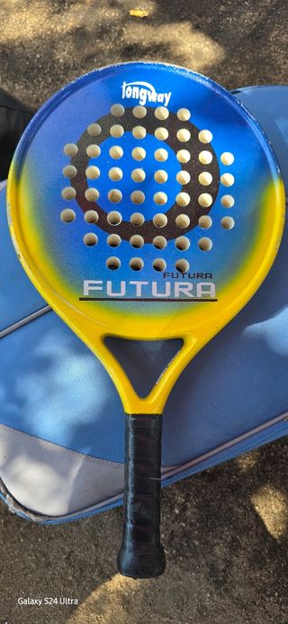 Pala Nox Genius 10 Padel y una muchilla de padel
