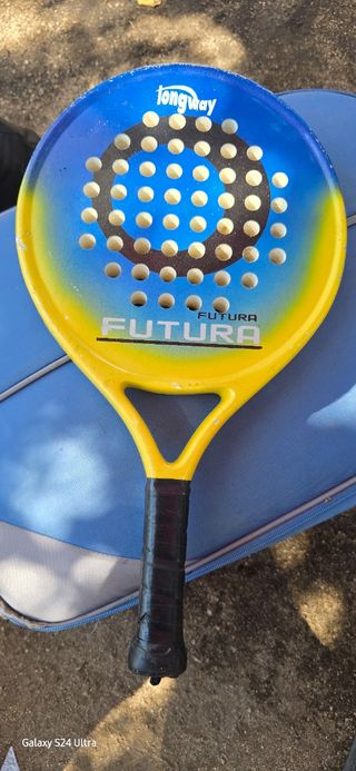 Pala Nox Genius 10 Padel y una muchilla de padel