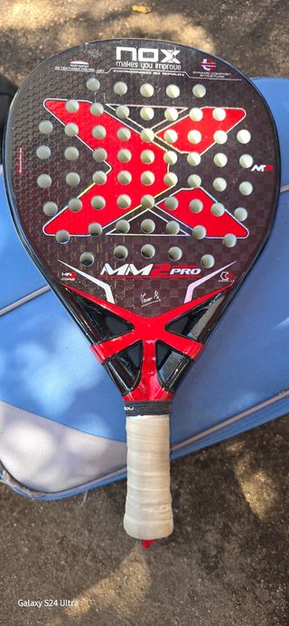 Pala Nox Genius 10 Padel y una muchilla de padel