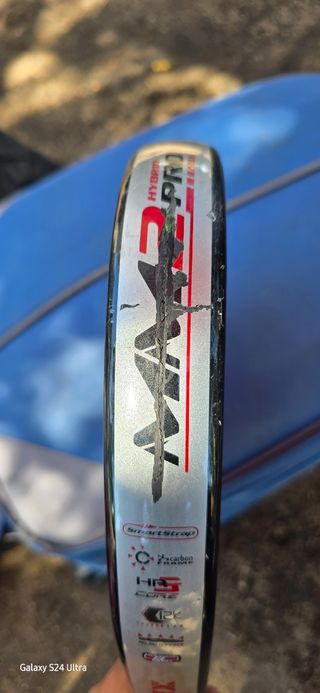 Pala Nox Genius 10 Padel y una muchilla de padel