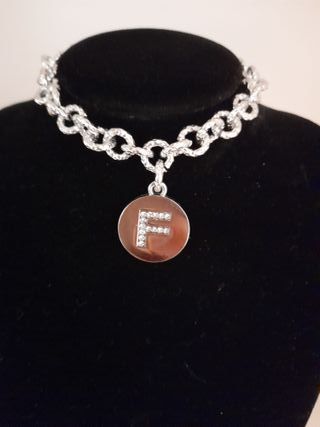 Bracciale metallo color argento con iniziale F