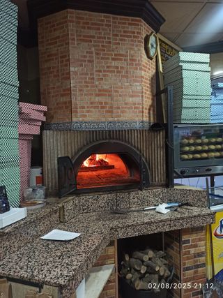 Asador de carnes a la brasa y pizzería de leña