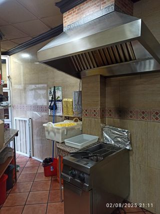 Asador de carnes a la brasa y pizzería de leña