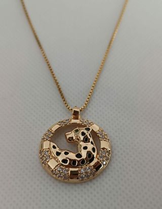 Collar con dije de leopardo dorado