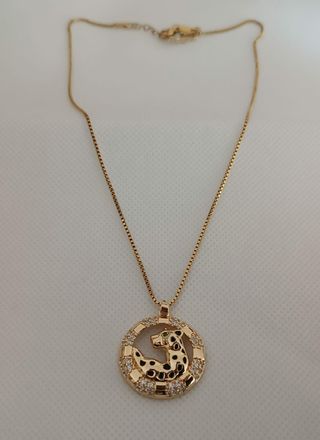 Collar con dije de leopardo dorado