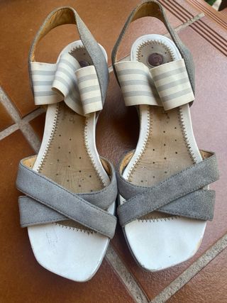 Sandalias Clarks grises y blancas, corresponde 39 