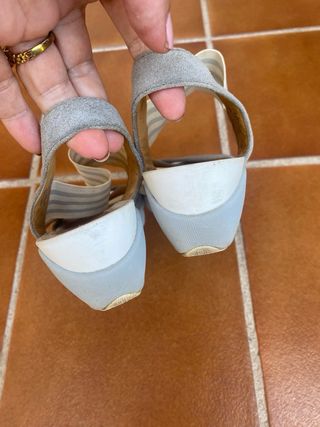 Sandalias Clarks grises y blancas, corresponde 39 