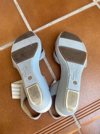 Sandalias Clarks grises y blancas, corresponde 39 