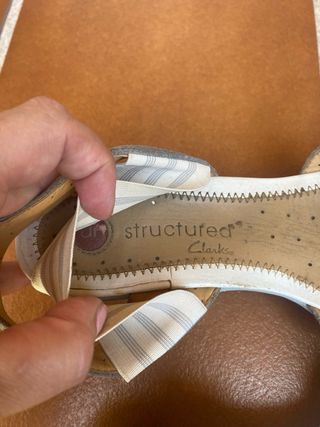 Sandalias Clarks grises y blancas, corresponde 39 