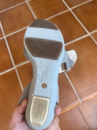 Sandalias Clarks grises y blancas, corresponde 39 