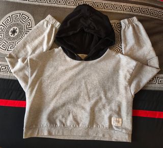 Sudadera gris con capucha negra de chica 