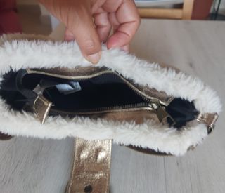 Precioso bolso dorado.