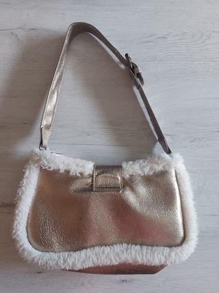 Precioso bolso dorado.
