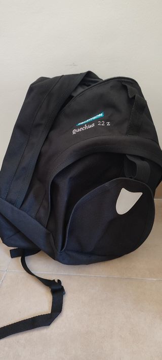 Mochila Decathlon Quechua 22L - Negra. Nueva.