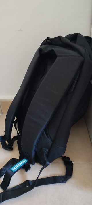 Mochila Decathlon Quechua 22L - Negra. Nueva.