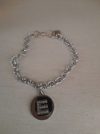 Bracciale in metallo color argento con iniziale E