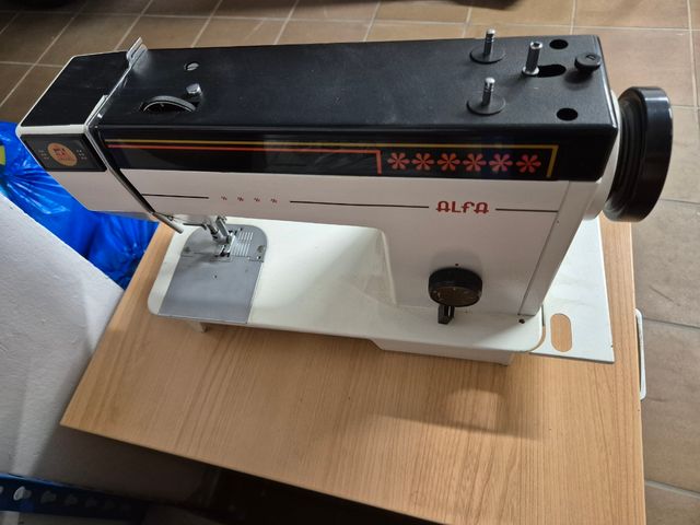 Máquina de coser Alfa